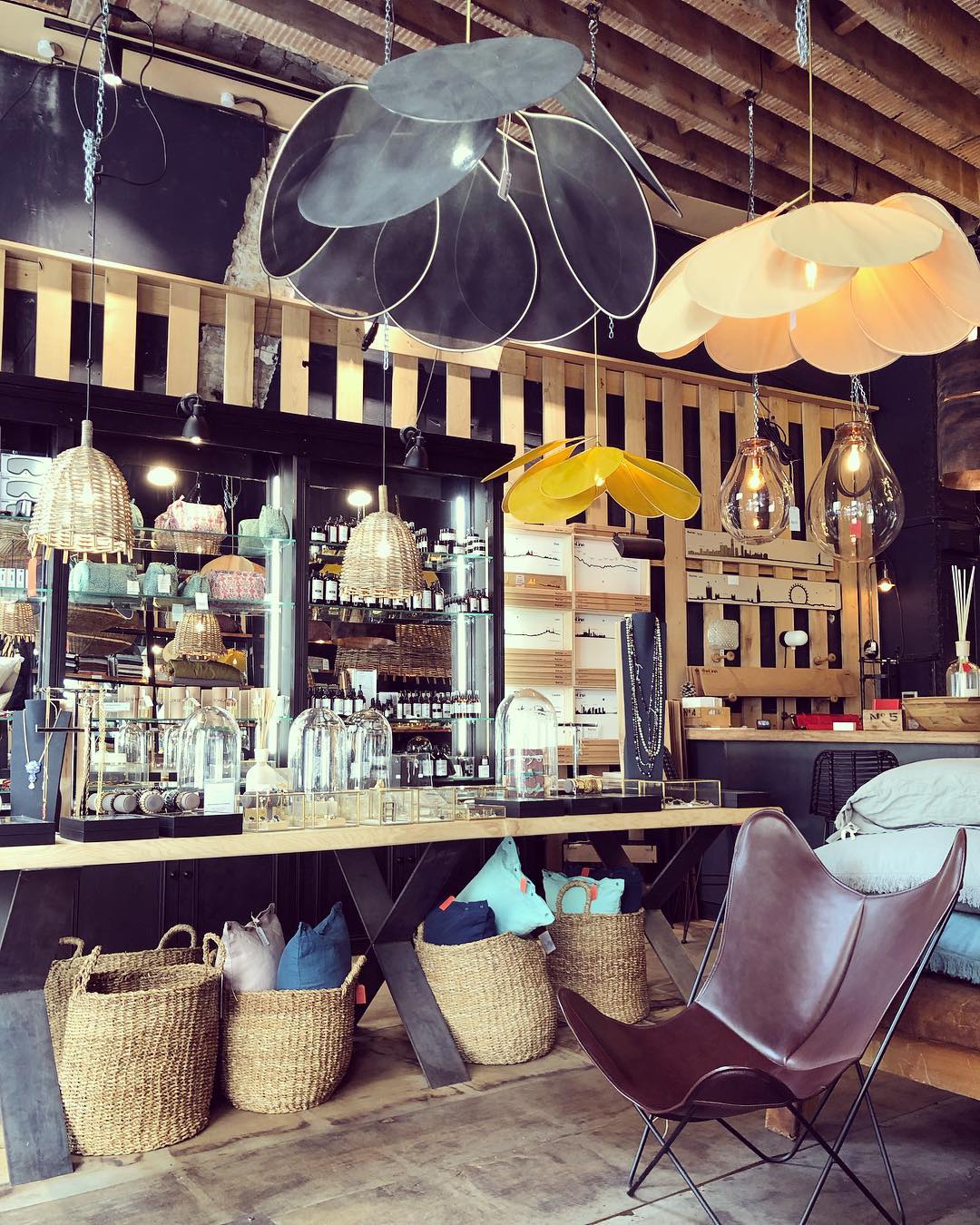 Foxli Petal Pendant Light