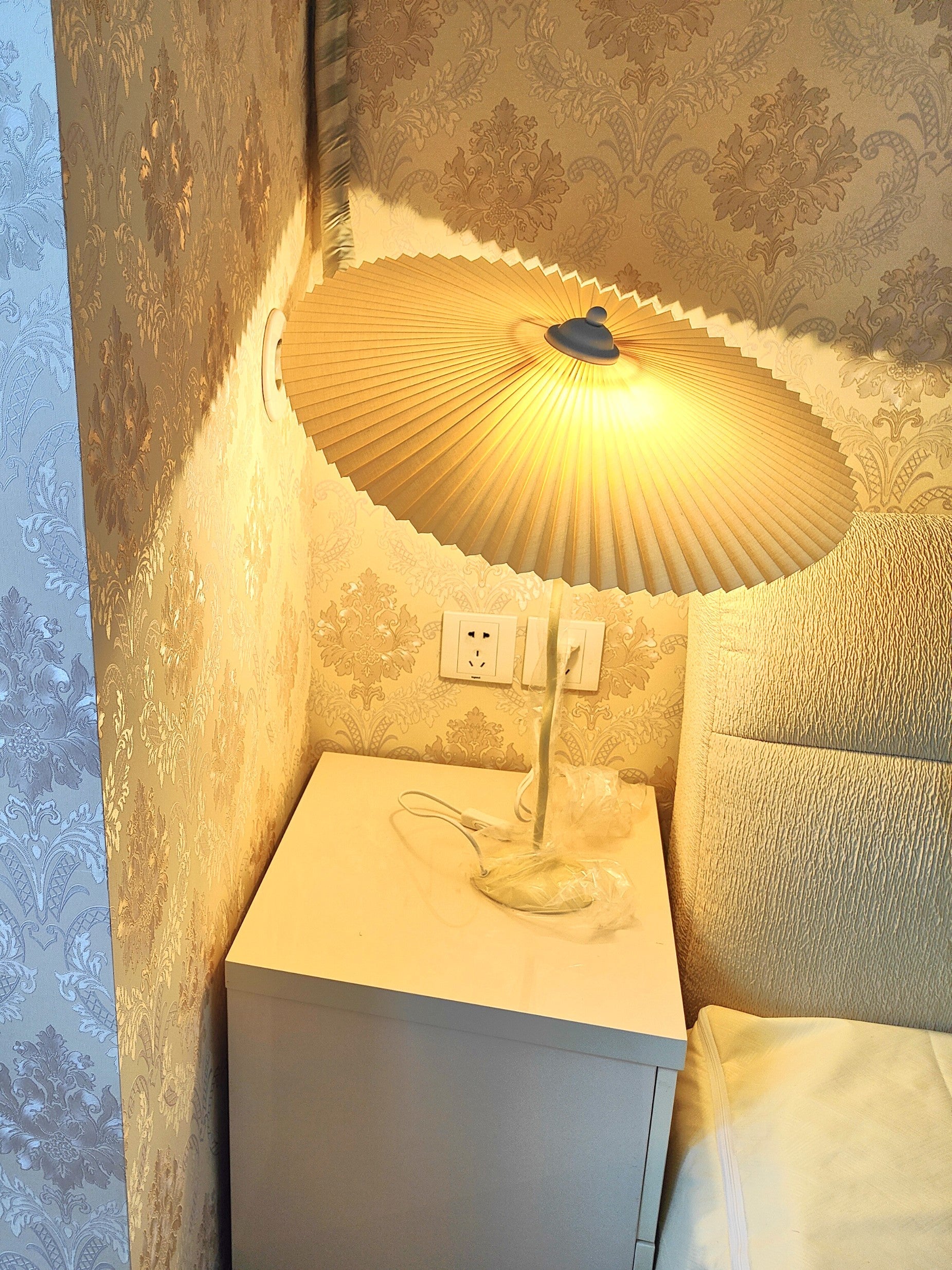 Rion Wavy Table Lamp