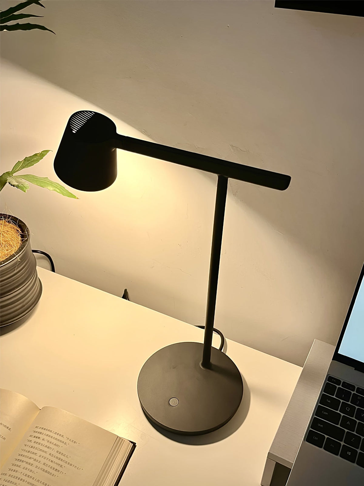 Belvi Minimalist Table Lamp